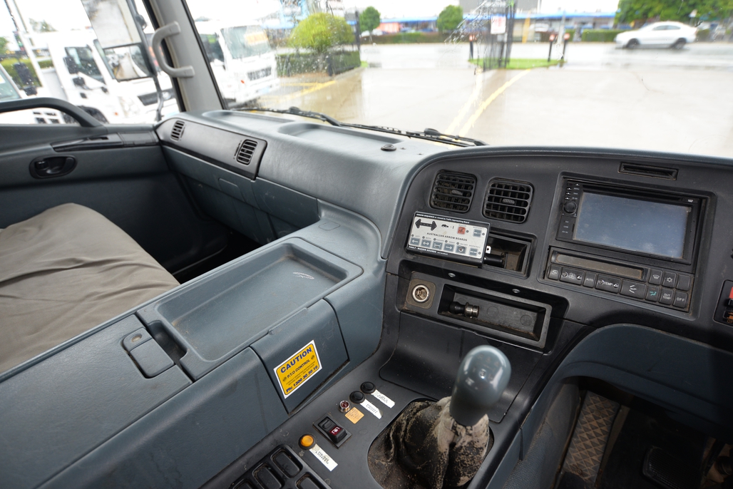 2008 MITSUBISHI FUSO FV 500 MANUAL CRANE TRUCK