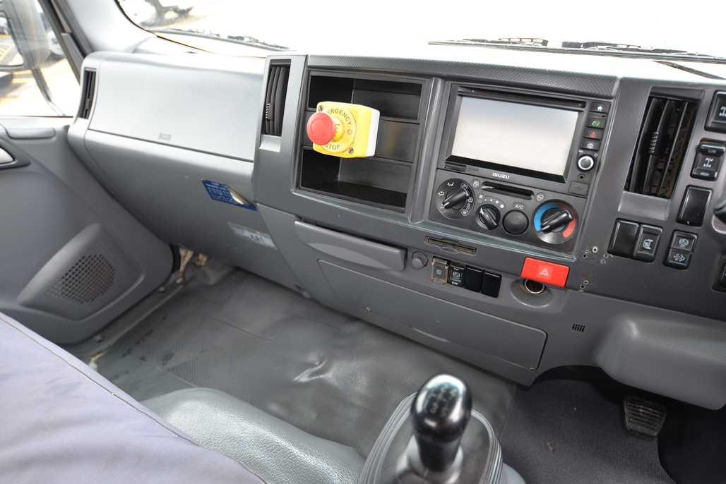 2015 ISUZU NPS 300 MANUAL 4X4 C/CHAS