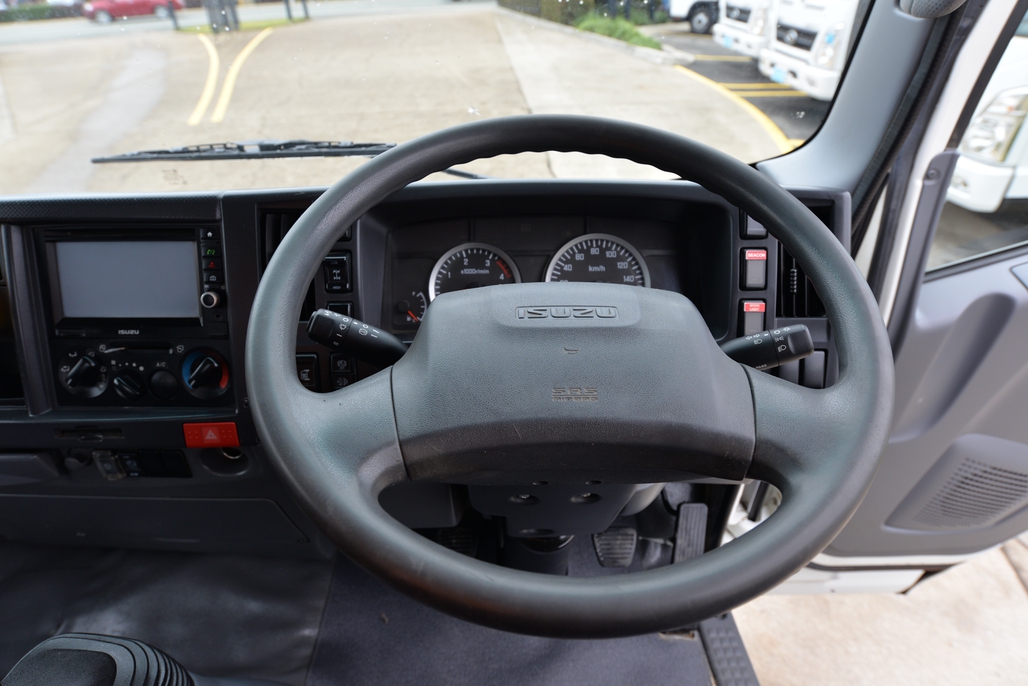 2015 ISUZU NPS 300 MANUAL 4X4 C/CHAS