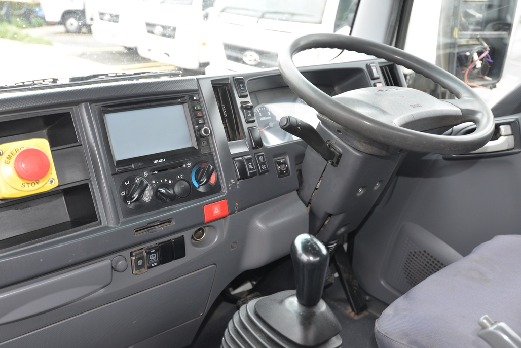 2015 ISUZU NPS 300 MANUAL 4X4 C/CHAS