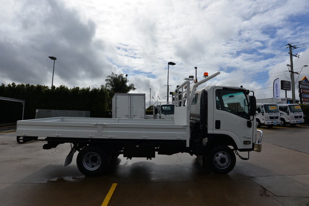 2015 ISUZU NPS 300 MANUAL 4X4 C/CHAS
