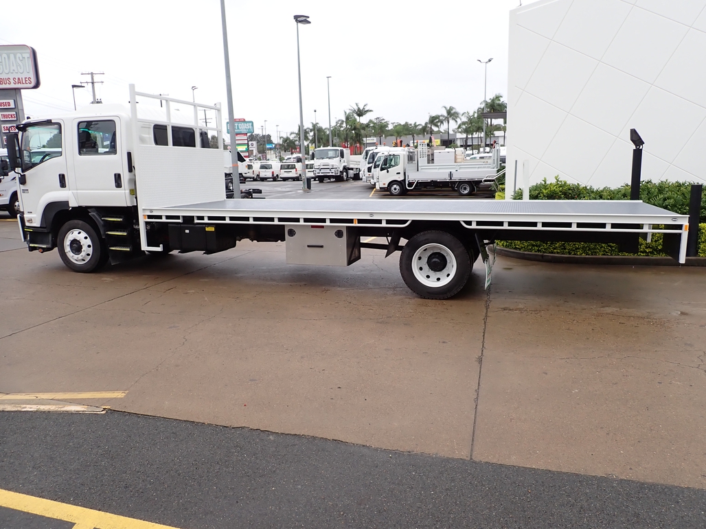 2015 ISUZU FTR 900 AUTOMATIC DUAL CAB TRAY