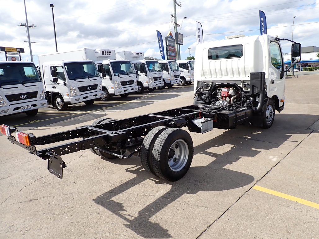 2015 HINO DUTRO 300 AUTOMATIC CAB CHASSIS