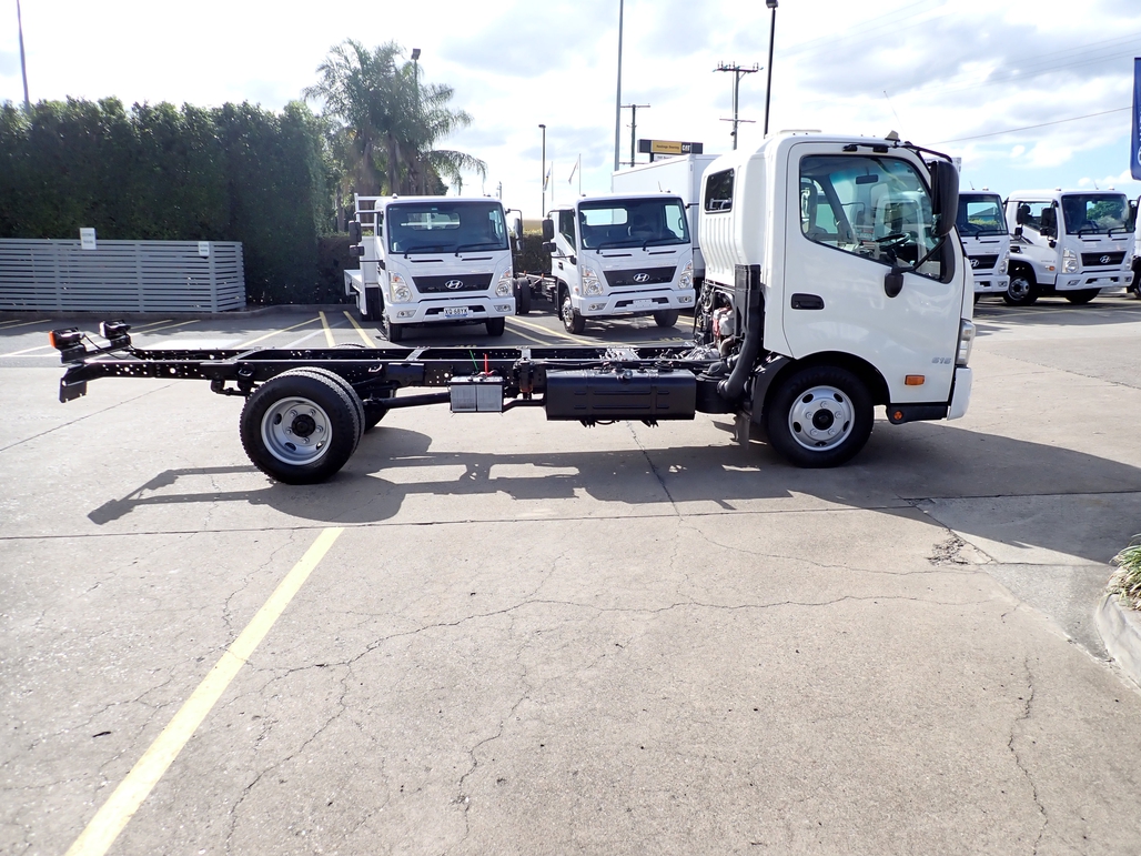 2015 HINO DUTRO 300 AUTOMATIC CAB CHASSIS