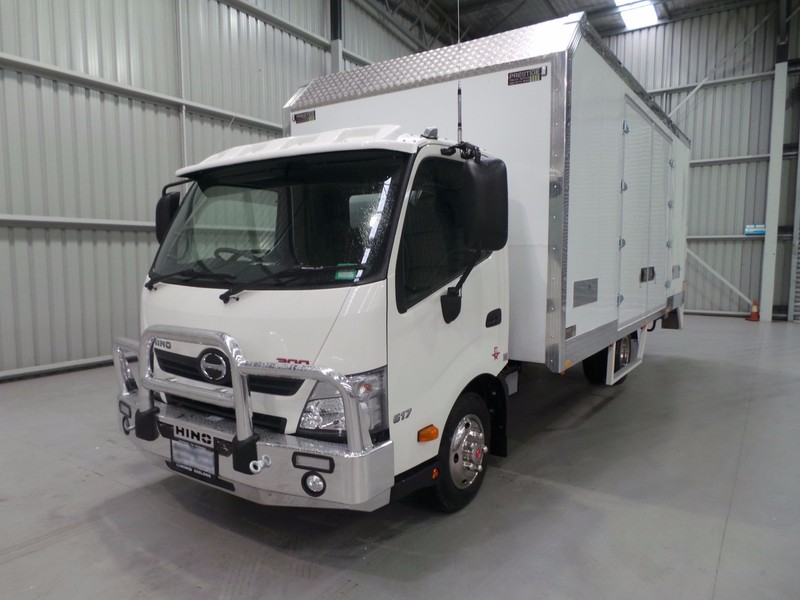 2016 HINO 617 - 300 Series 617 - 300 Series Truck