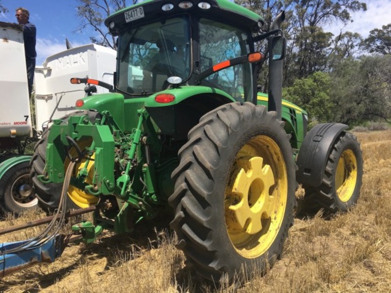 JOHN DEERE 8335R Tractor