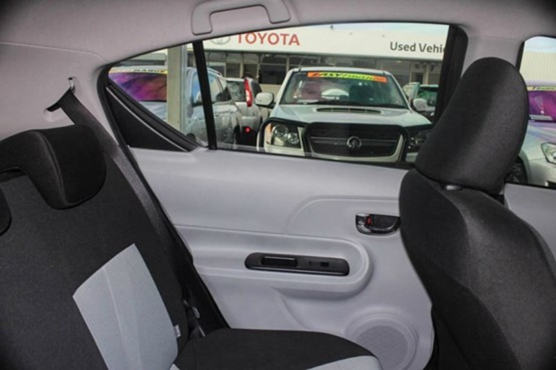 2013 TOYOTA PRIUS C E-CVT NHP10R