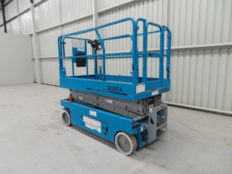 2005 GENIE GS 2046 SCISSOR LIFT