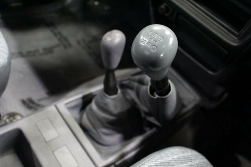 2001 TOYOTA HILUX (4x4) RZN174R