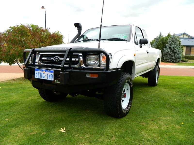 2001 TOYOTA HILUX
