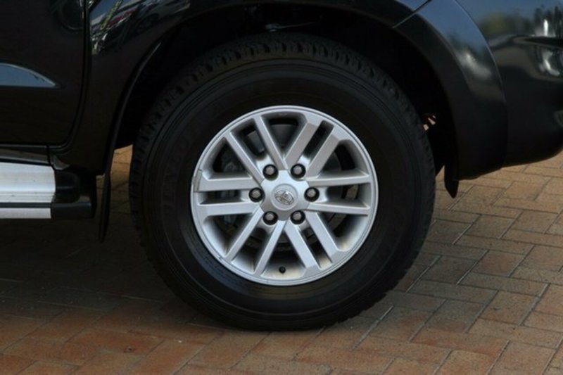 2013 TOYOTA HILUX SR5 (4x4) KUN26R MY12