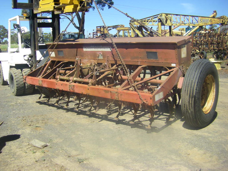 INTERNATIONAL COMBINE SEEDER 7465