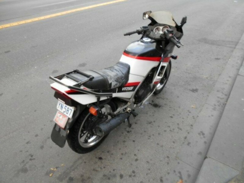 1985 HONDA 250CC VT250F