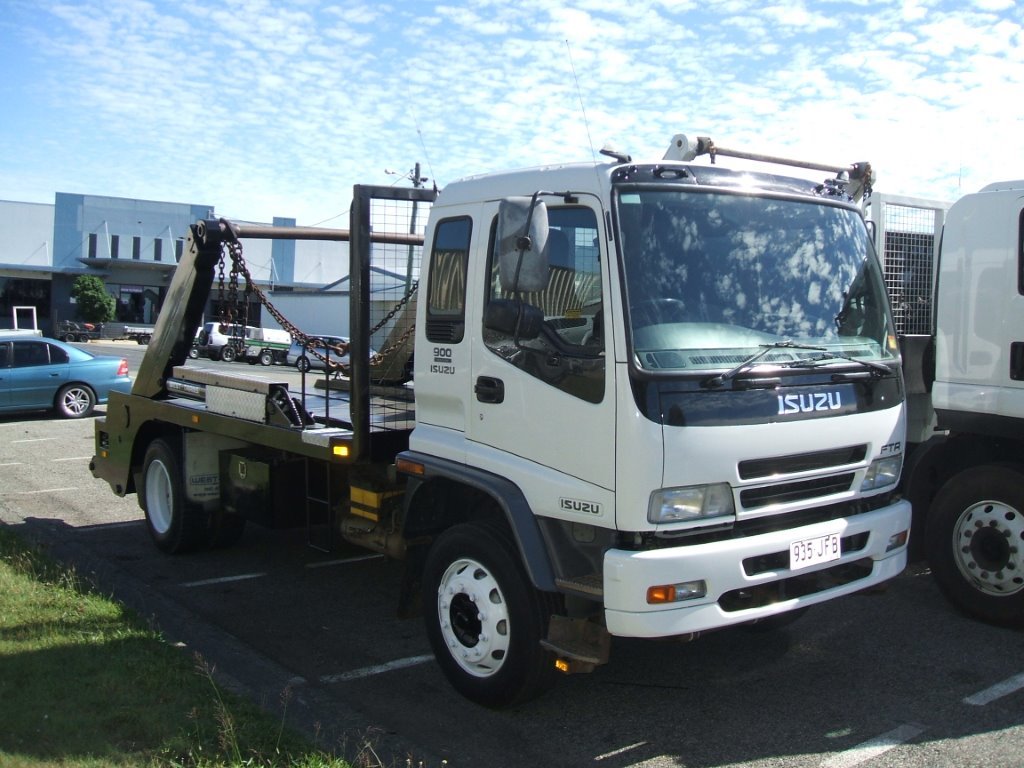 2006 ISUZU FTR SKIP TRUCK