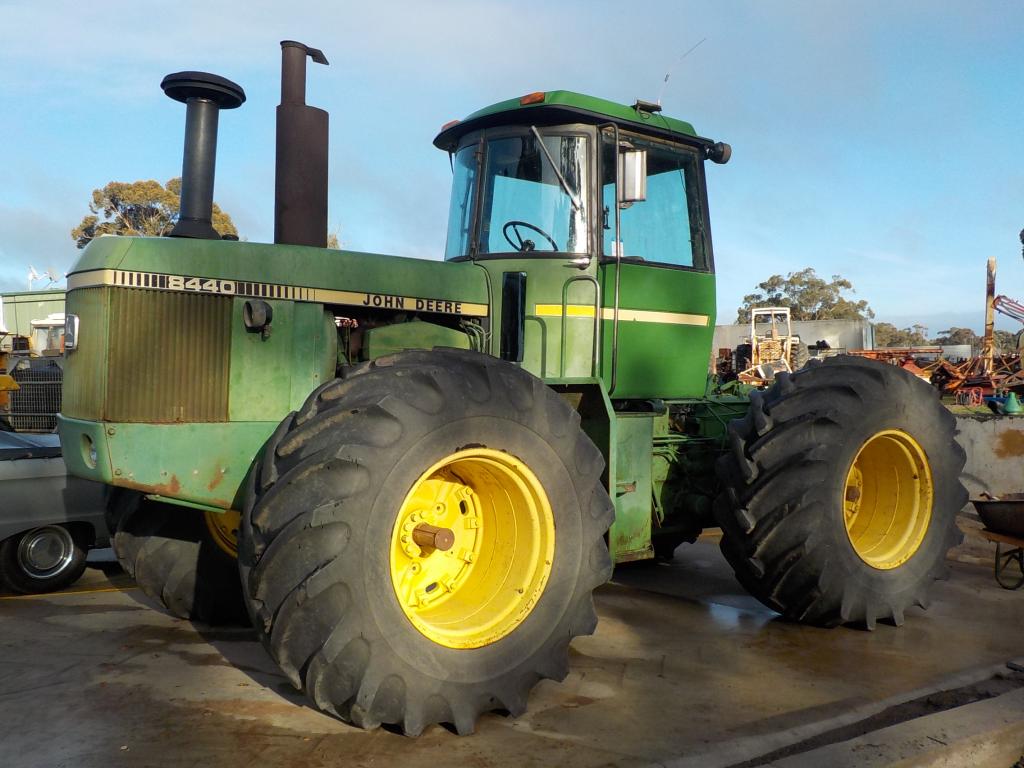John Deere 8440