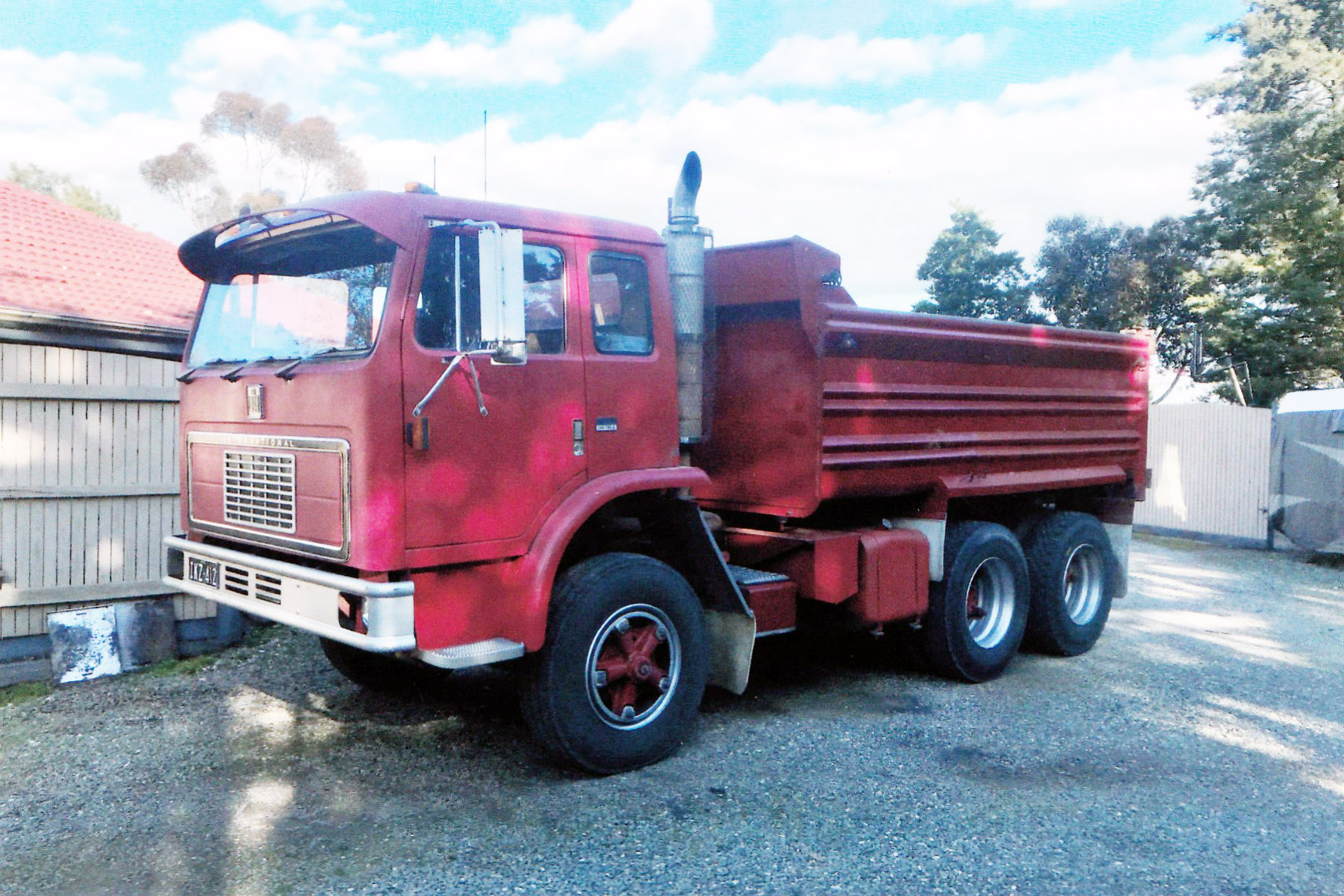 1976 INTERNATIONAL ACCO A 3070 TIPPER