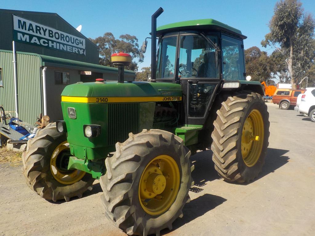 John Deere 3140