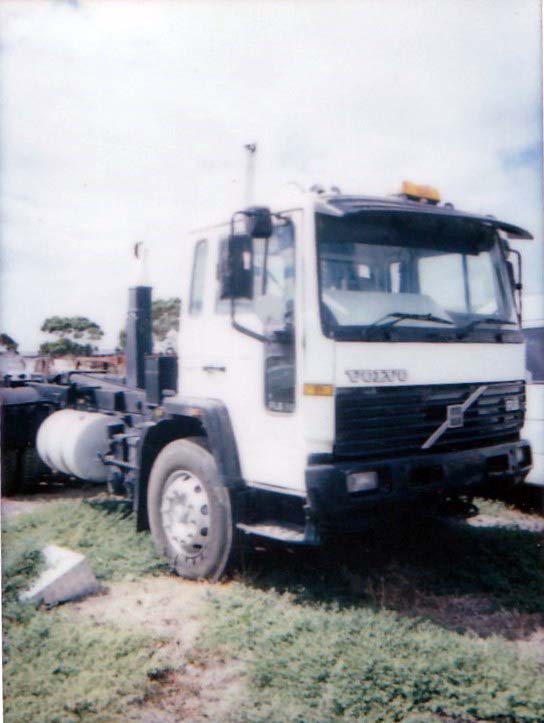 2001 VOLVO FL6 HOOK TRUCK