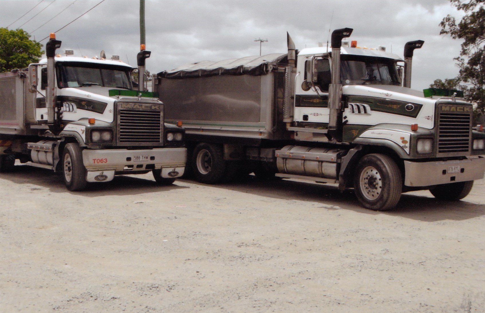 2005 MACK TRIDENT TRUCK & DOG (2006)