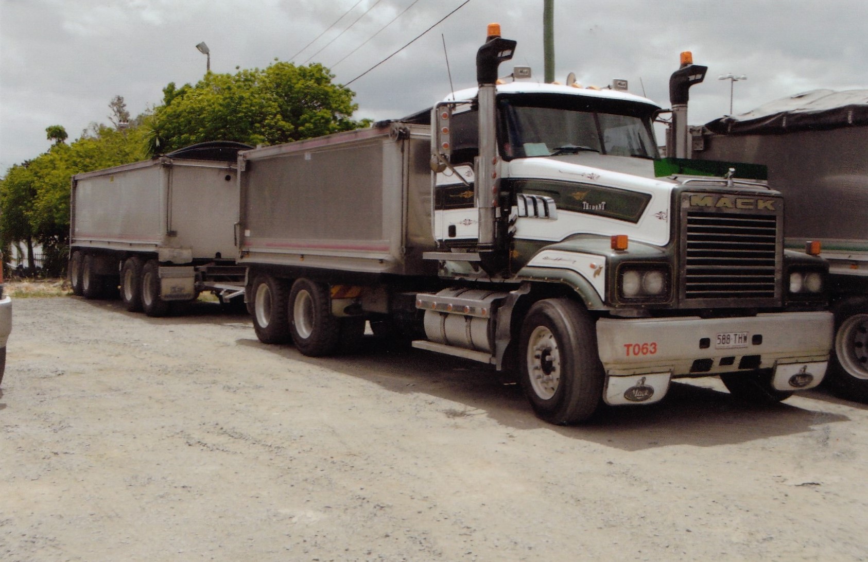2005 MACK TRIDENT TRUCK & DOG (2006)