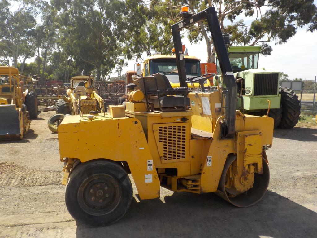 BOMAG SMOOTH DRUM VIBRATING ROLLER