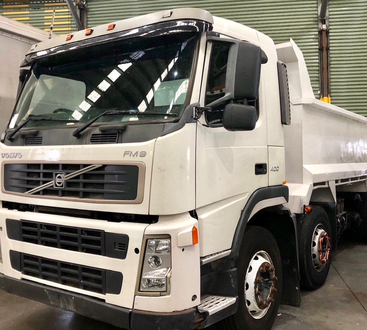2005 VOLVO FM 400 8X4 TIPPER