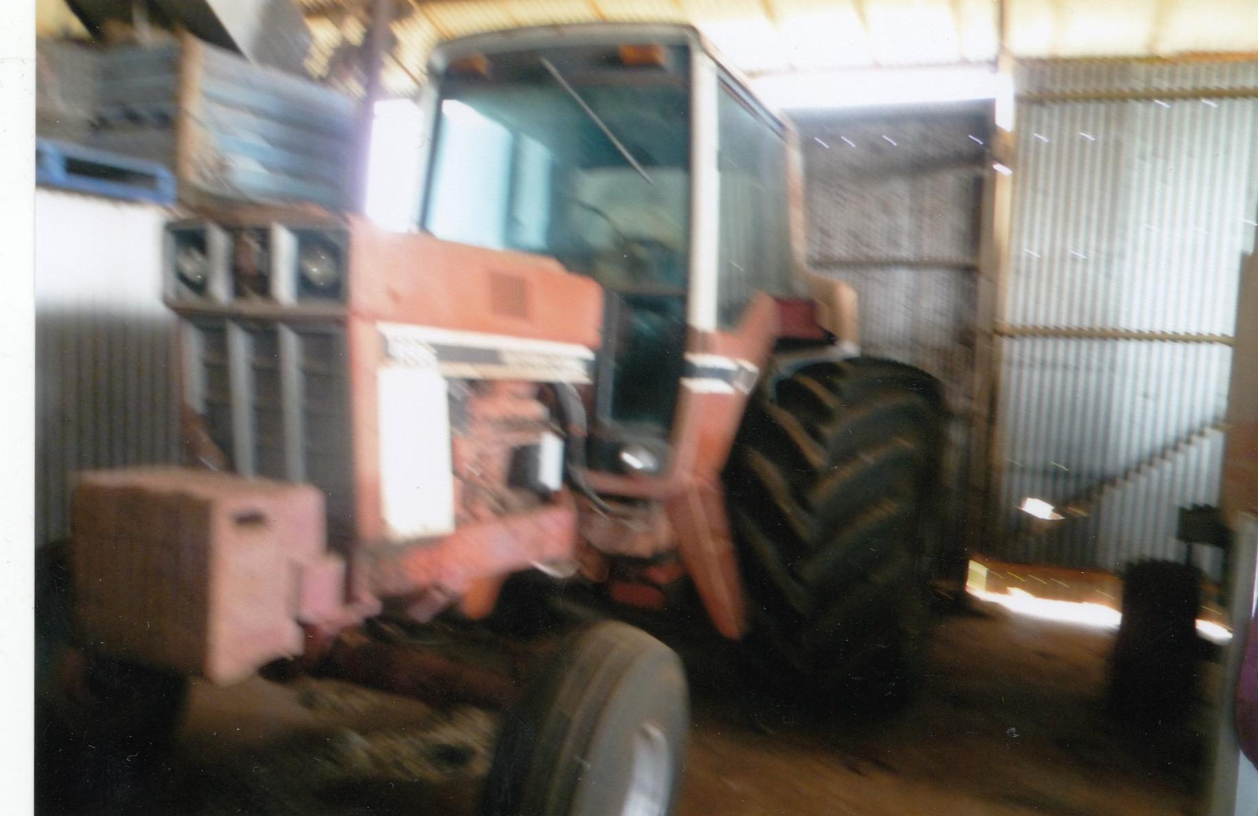INTERNATIONAL 1586 TRACTOR