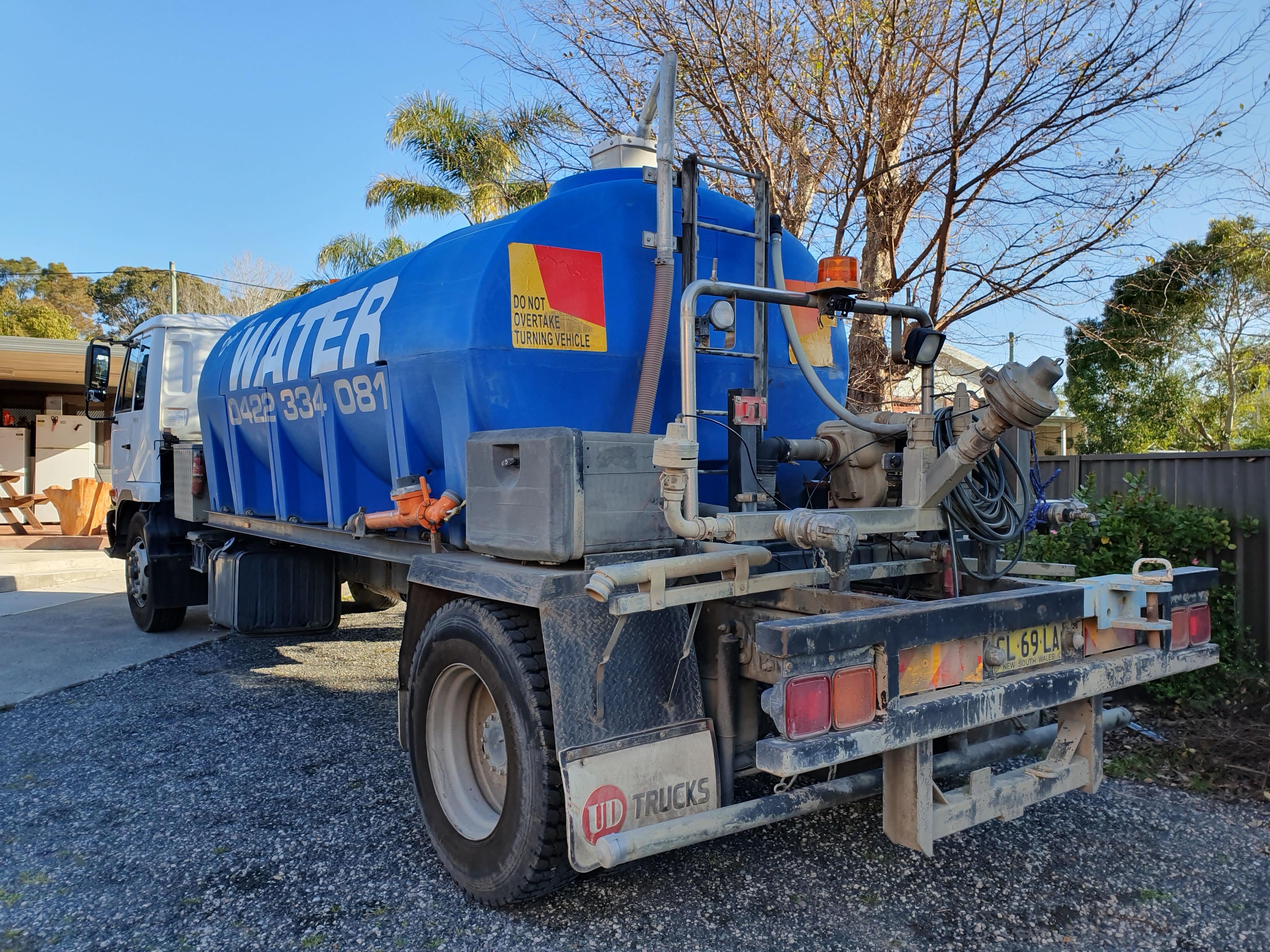 2009 NISSAN UD WATER TANKER