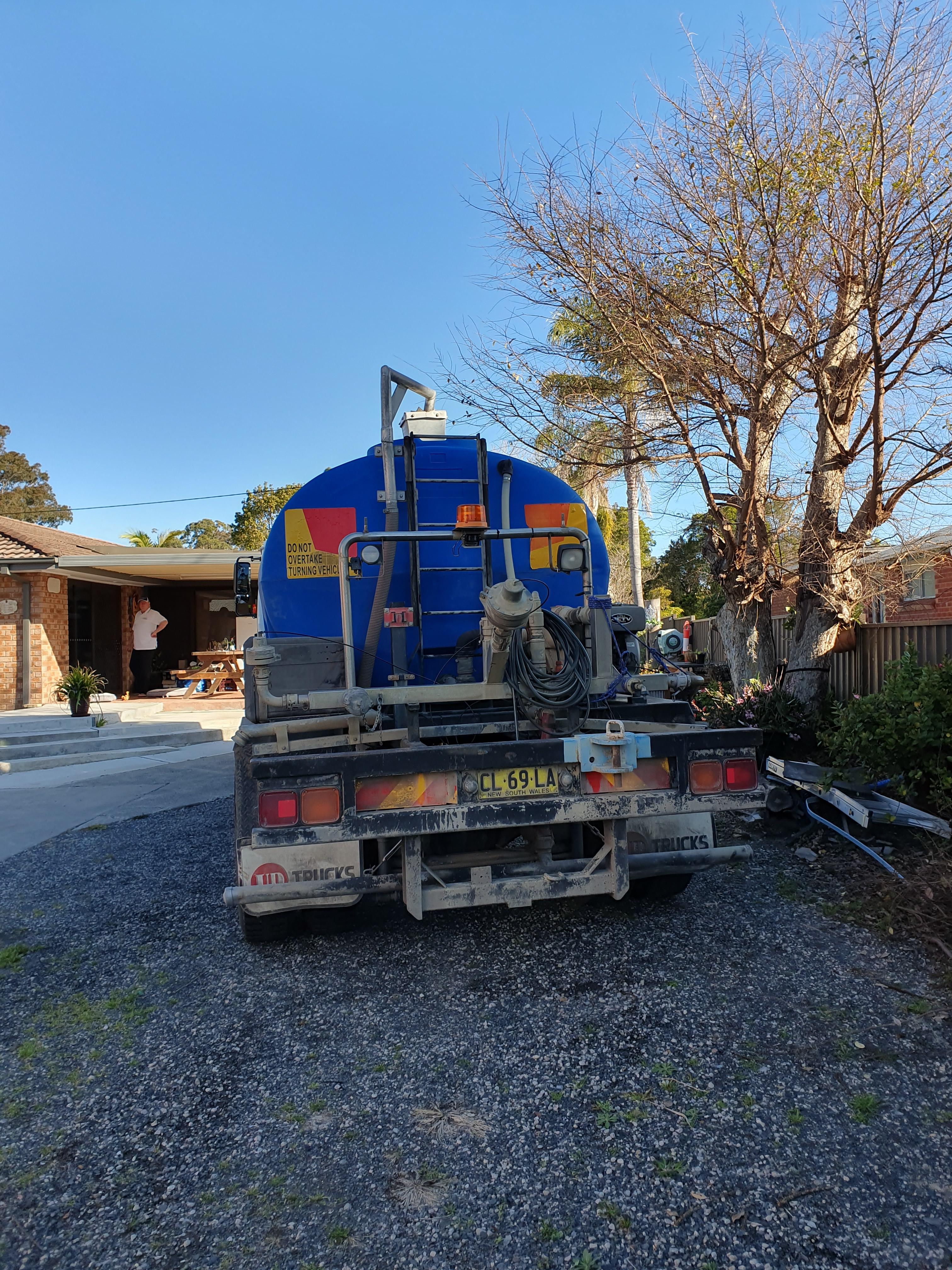 2009 NISSAN UD WATER TANKER