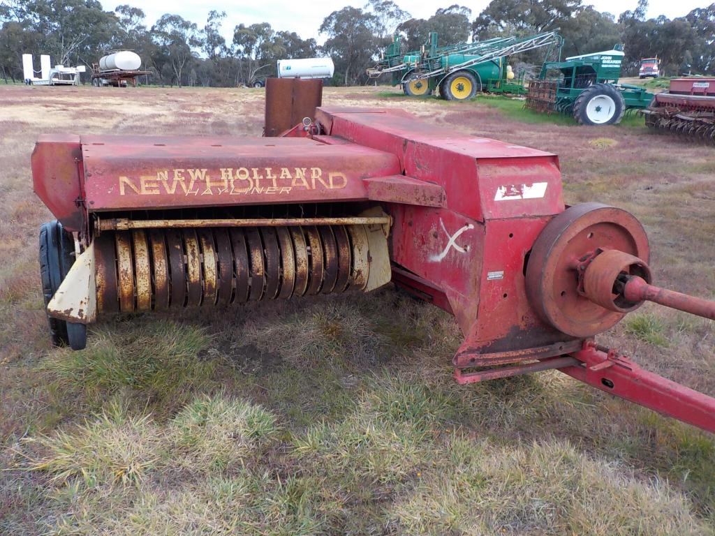 NEW HOLLAND HAY BALER 275