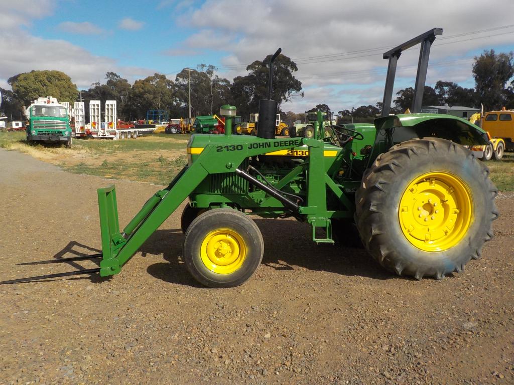 JOHN DEERE 2130 FRONT END LOADER