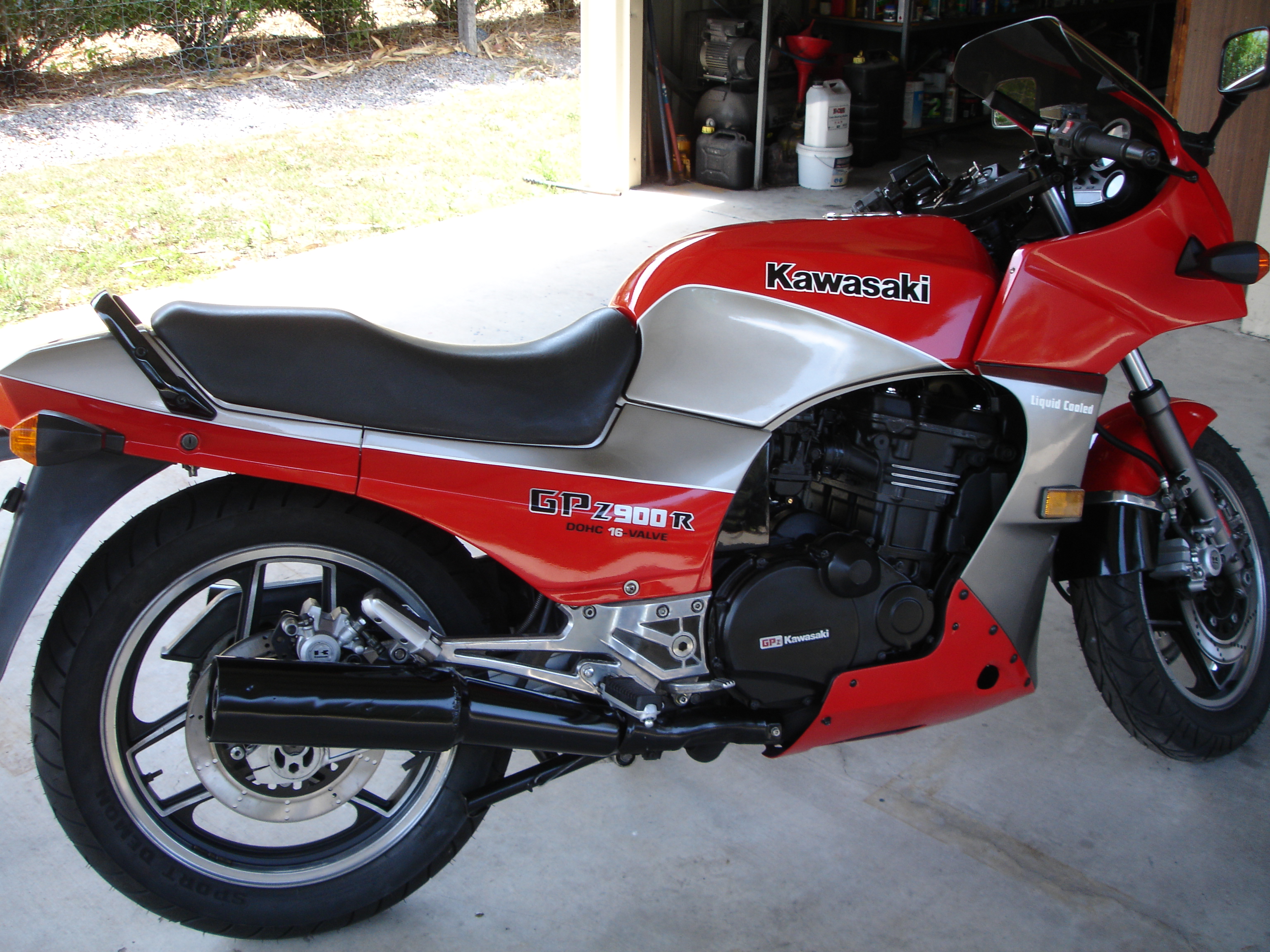 1984 KAWASAKI GPZ900R (ZX900) ROAD