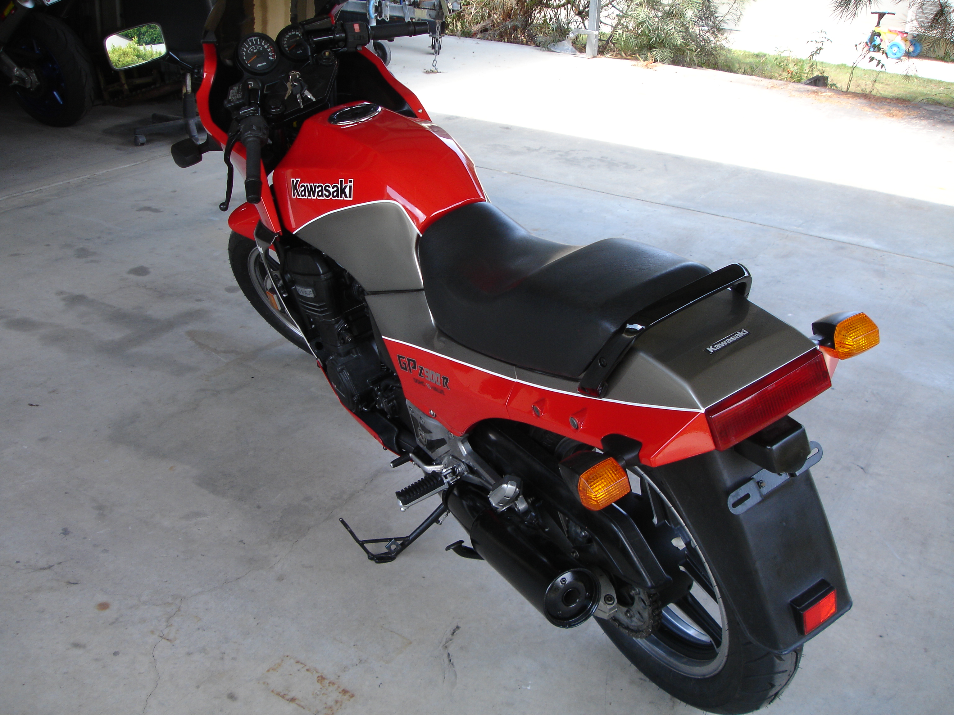 1984 KAWASAKI GPZ900R (ZX900) ROAD