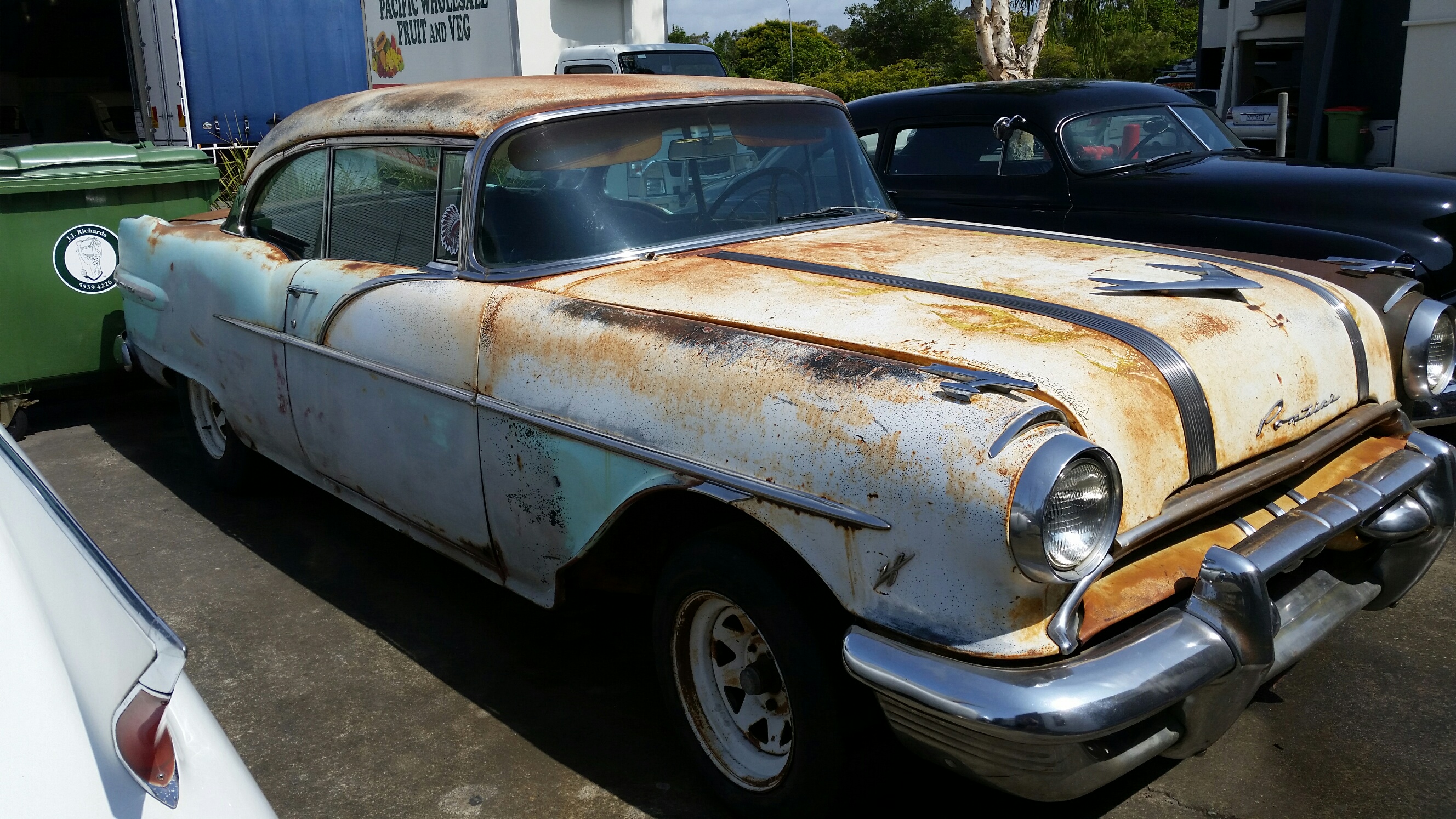 1956 PONTIAC CHIEFTAIN 2DR COUPE