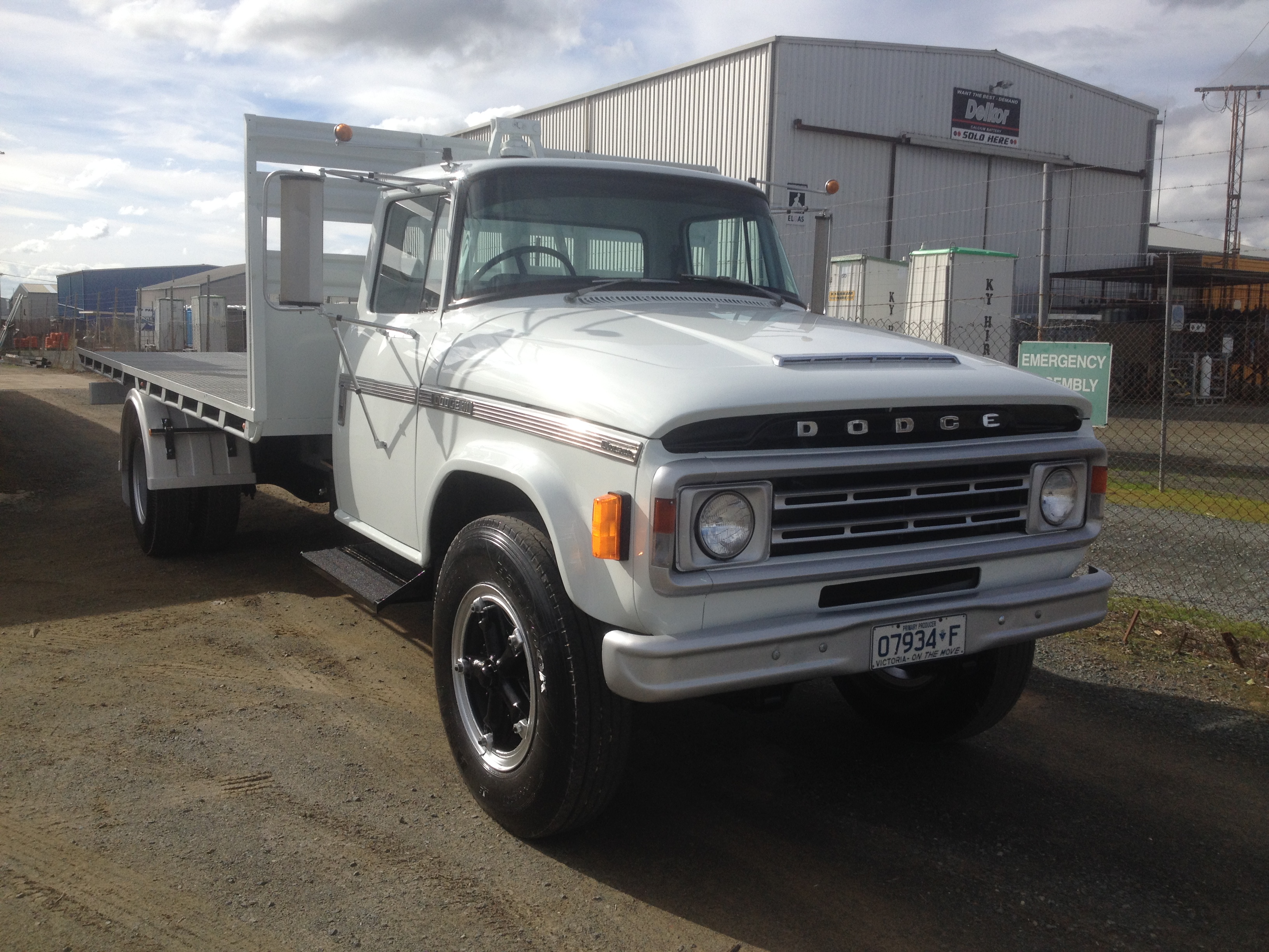 1976 DODGE D5N SERIES 600 TRAY TRUCK