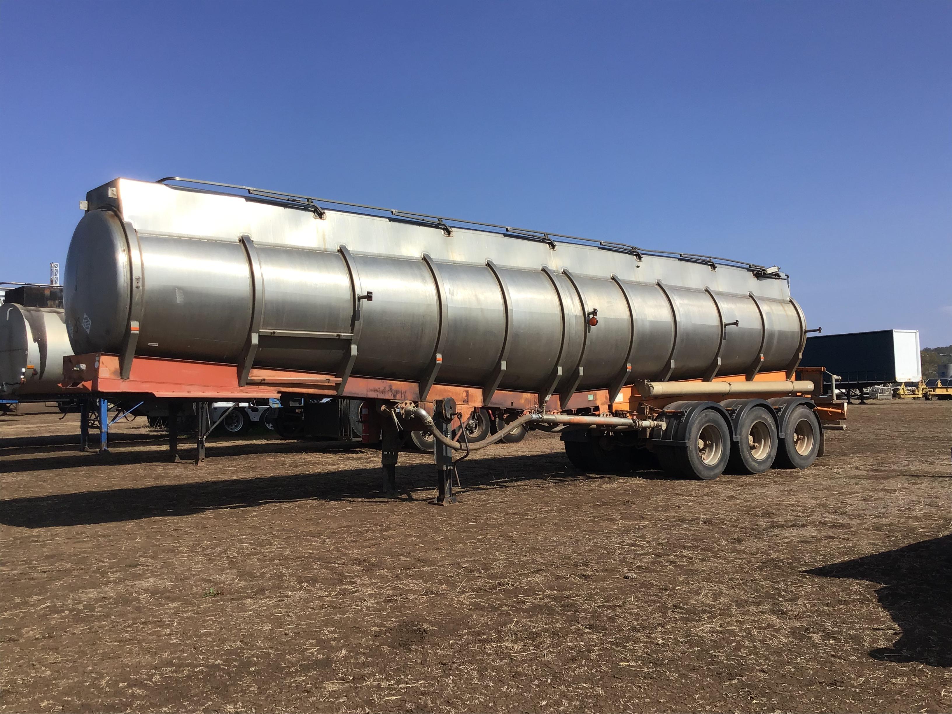 TRI-AXLE STAINLESS STEEL TANKER