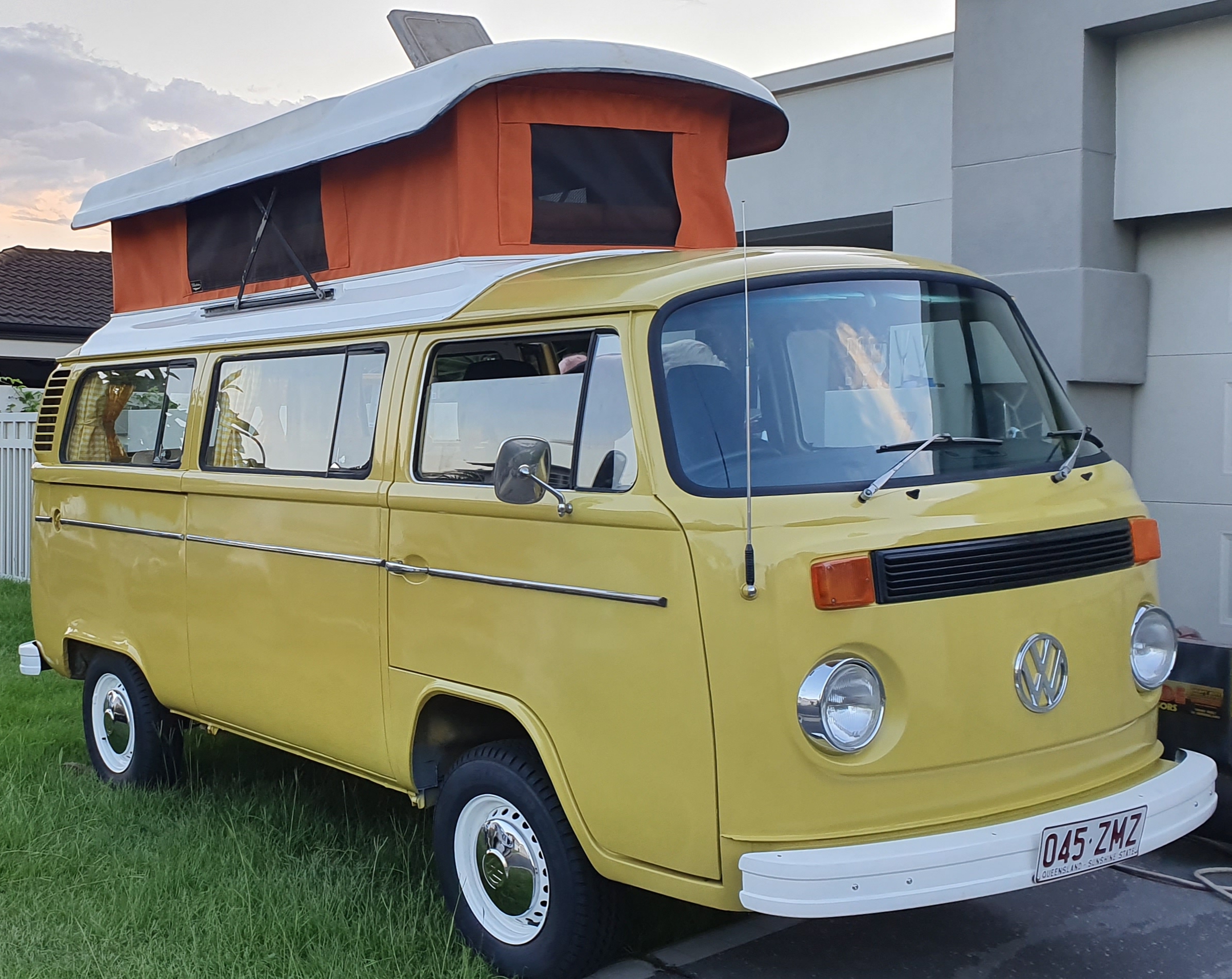 1974 VOLKSWAGEN KOMBI POP TOP CAMPER