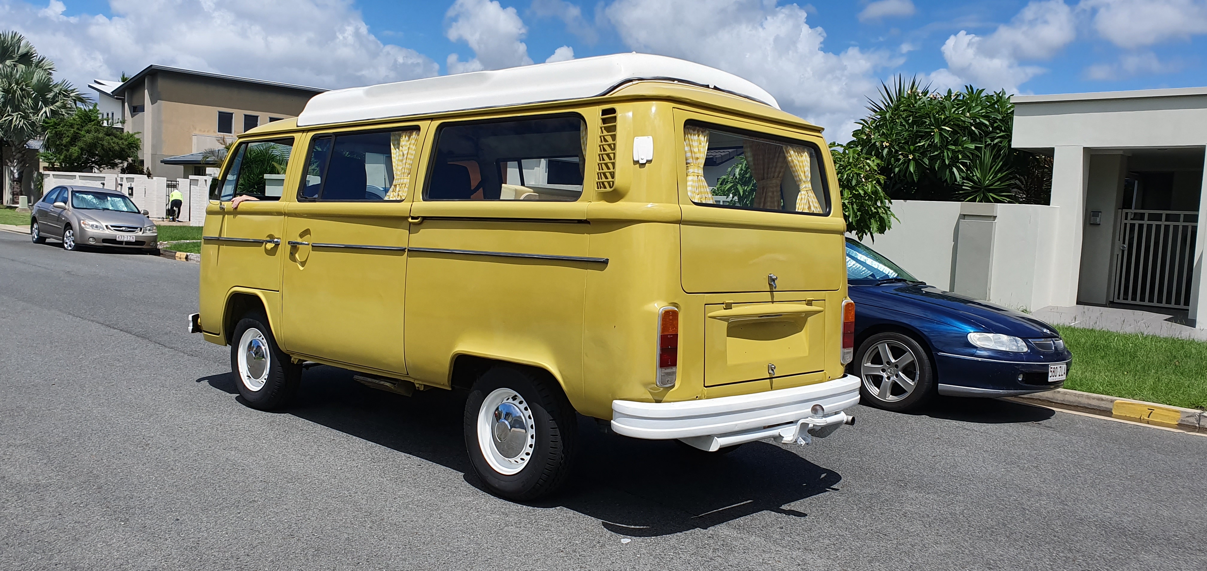 1974 VOLKSWAGEN KOMBI POP TOP CAMPER