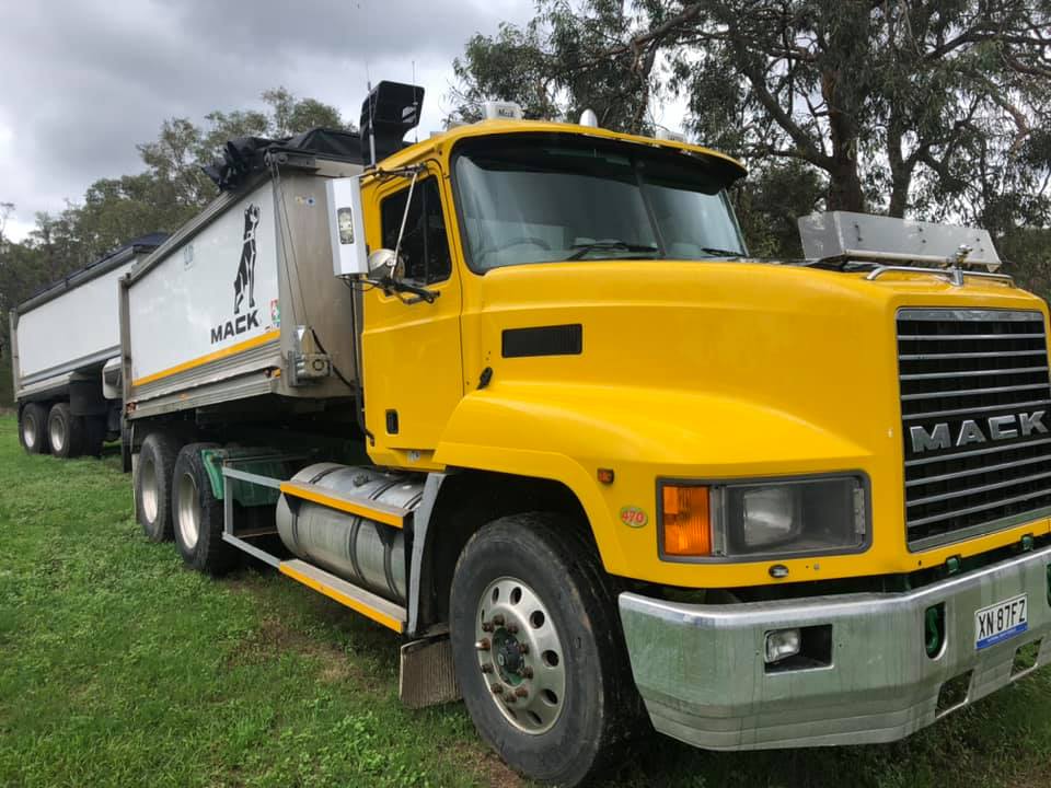 2004 MACK FLEETLINER TIPPER