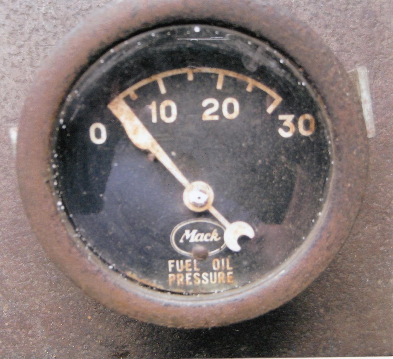 MACK FUEL/OIL PRESSURE GAUGE 