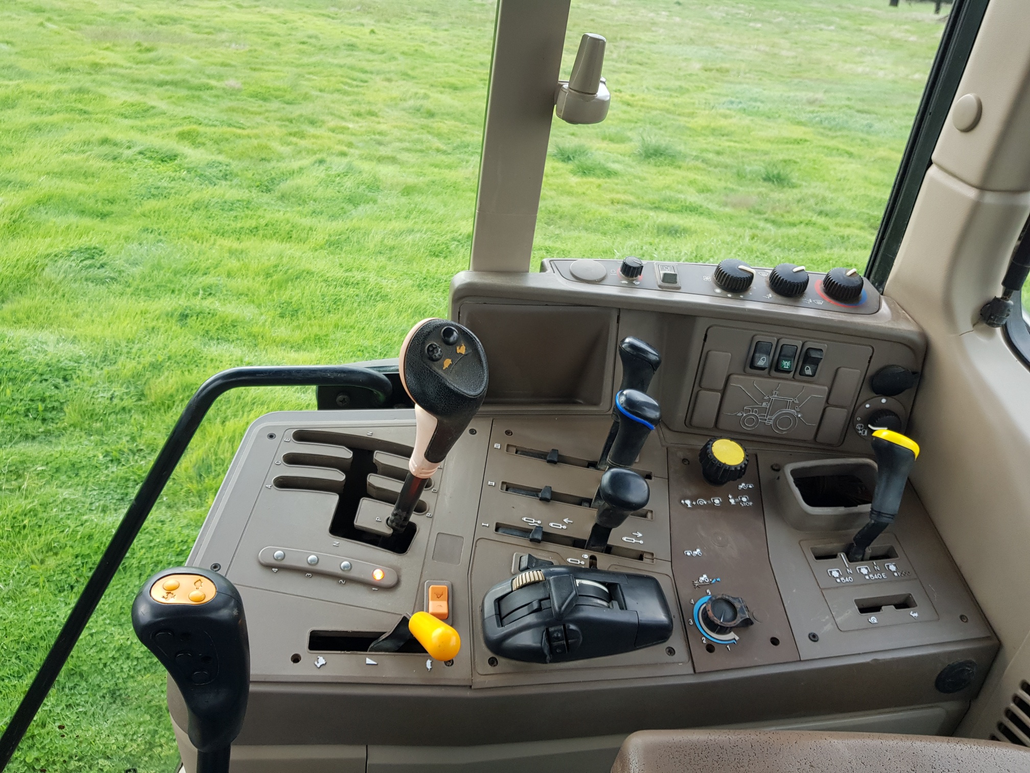 JOHN DEERE 6530 TRACTOR 
