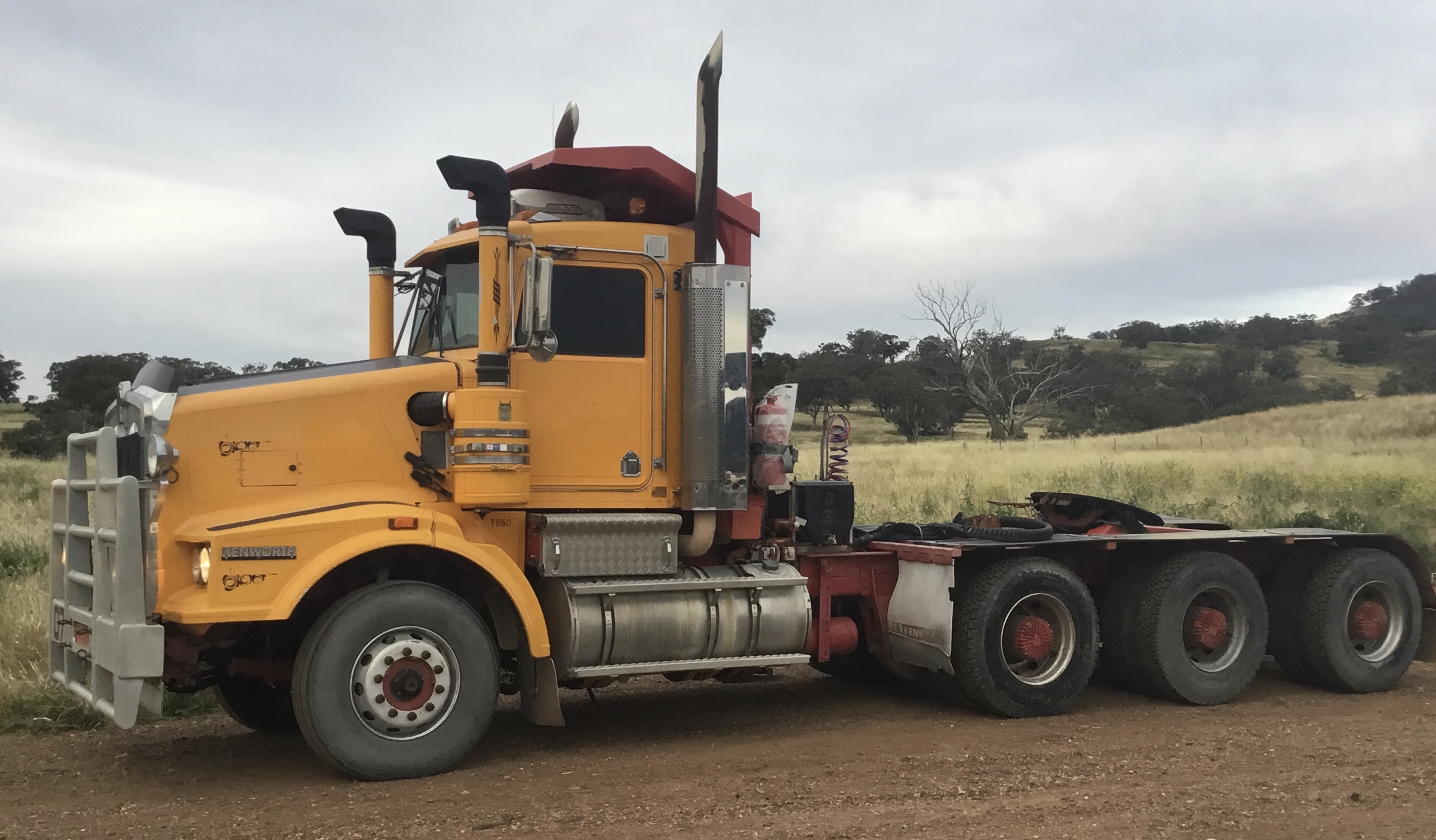 2006 KENWORTH T650 (6x4) 10 SP MANUAL C/CHAS