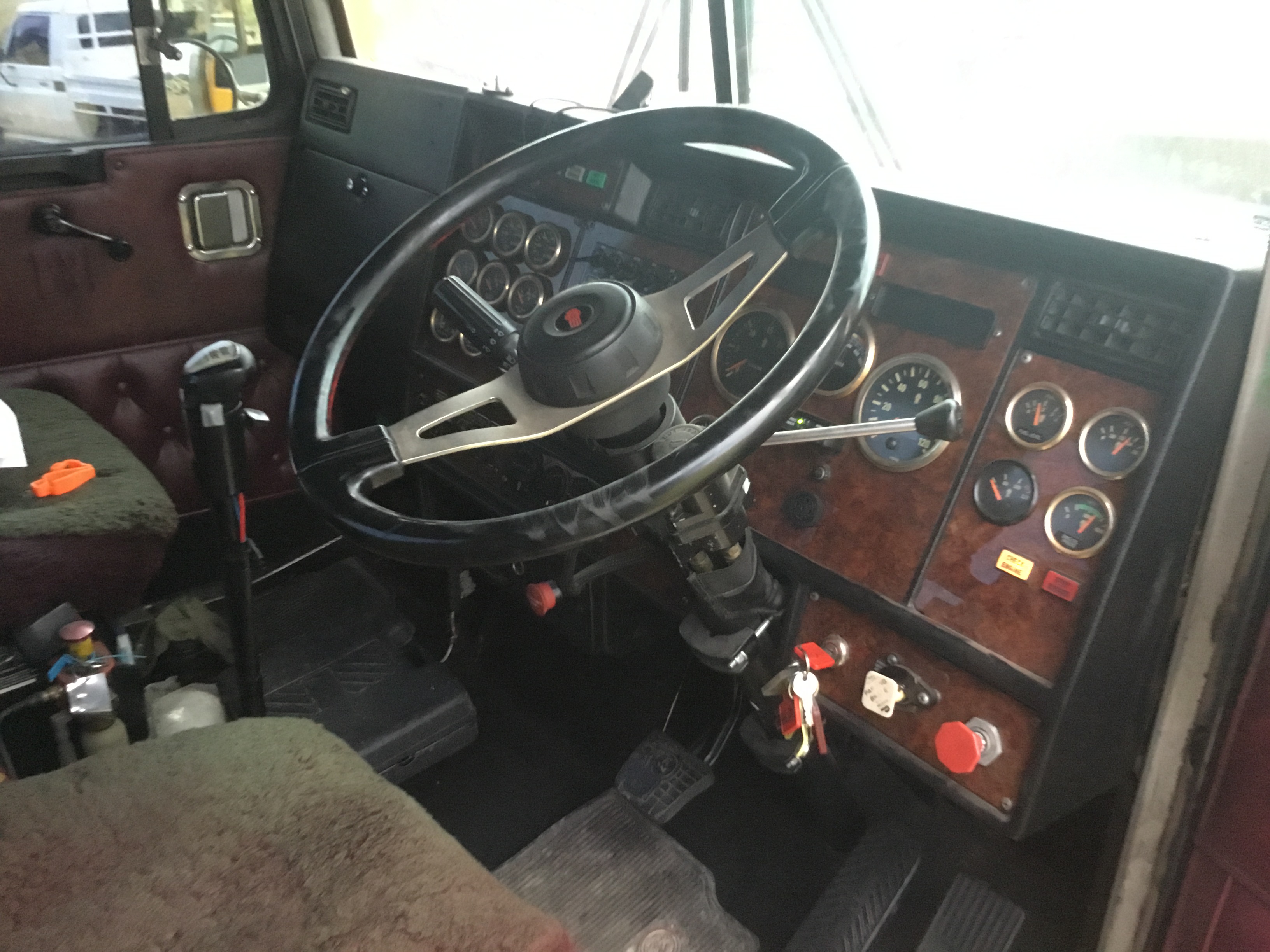 2006 KENWORTH T650 (6x4) 10 SP MANUAL C/CHAS