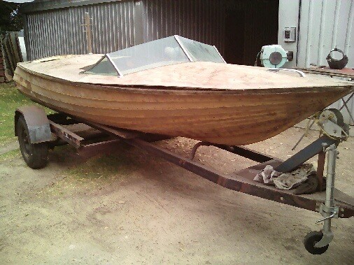 1960S CLINKER TIMBER HULL 16FT SKI BOAT