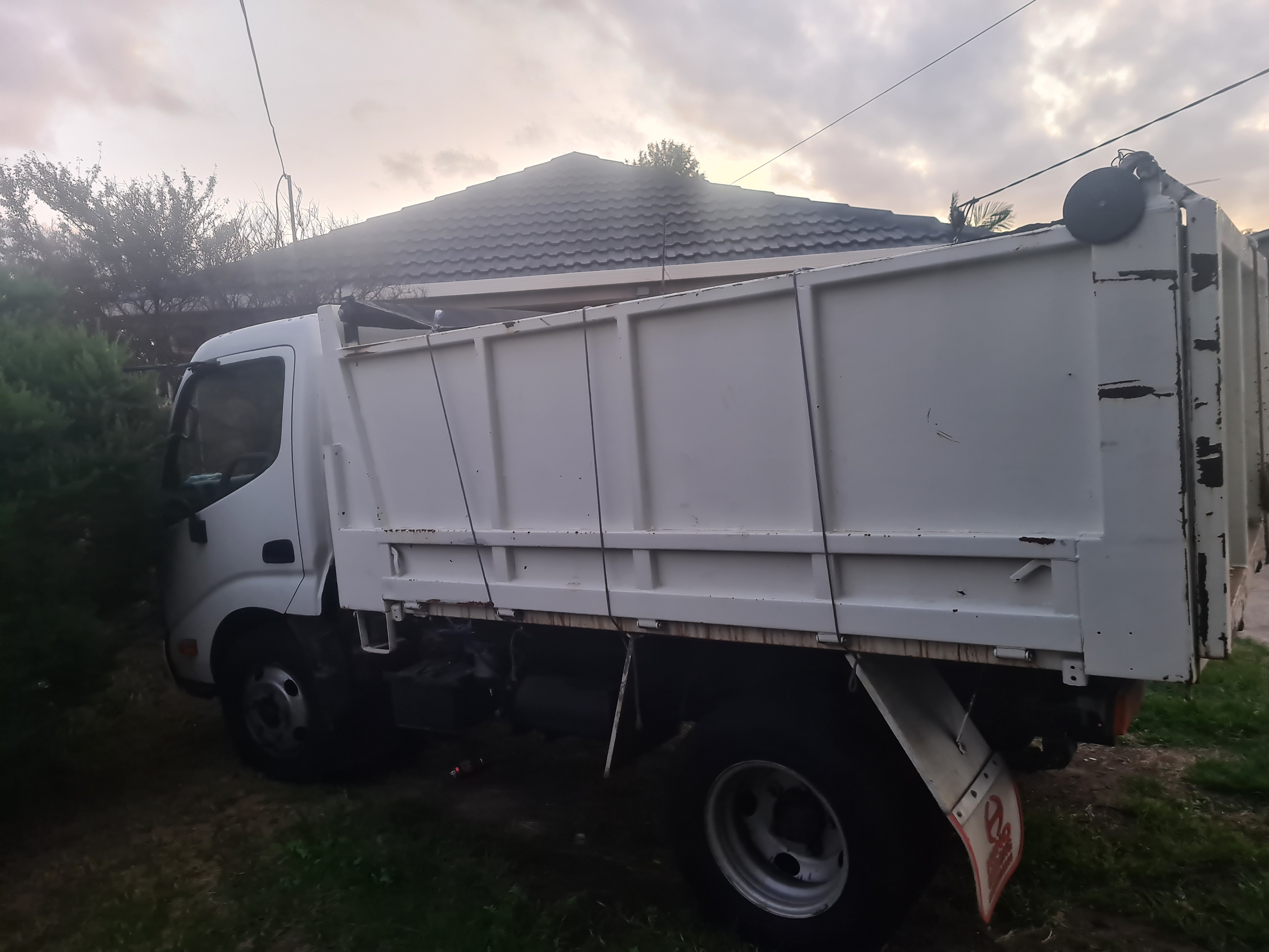 2008 HINO 300 TIPPER