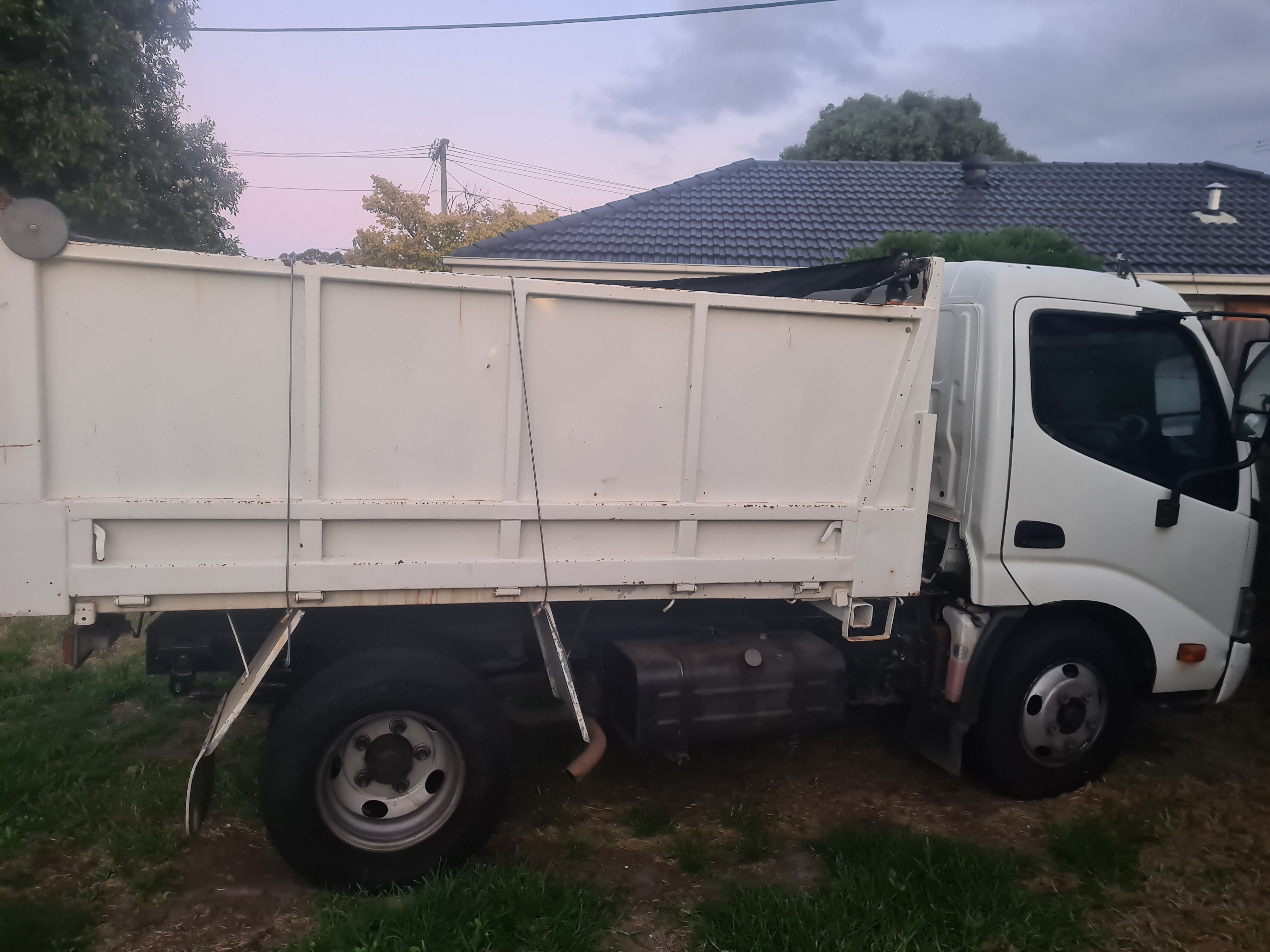 2008 HINO 300 TIPPER