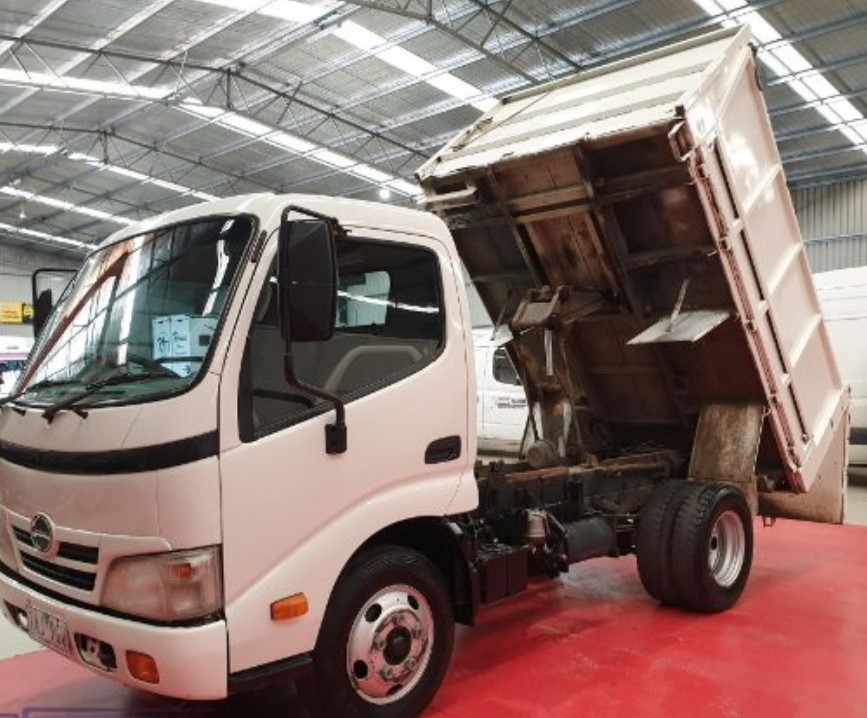 2008 HINO 300 TIPPER