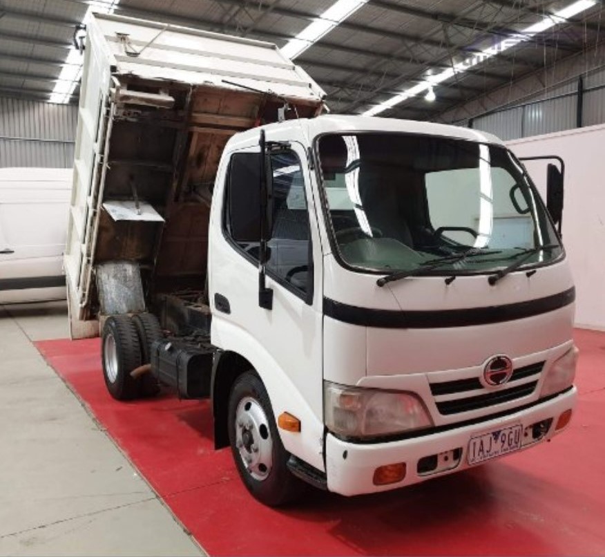 2008 HINO 300 TIPPER