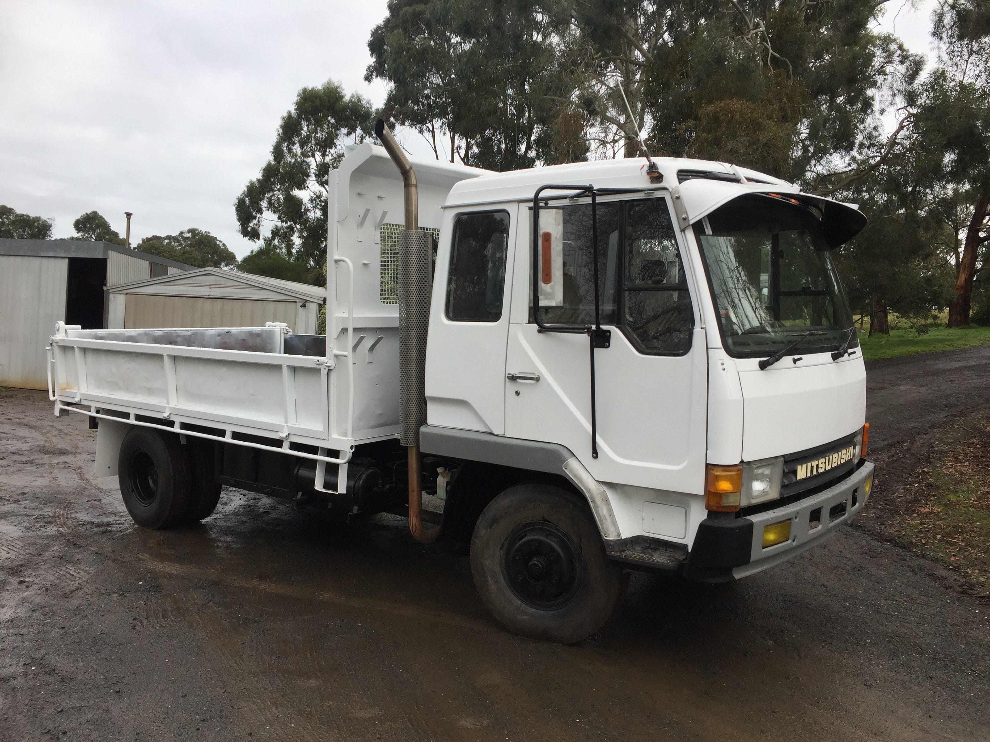 1990 MITSUBISHI FK 415 TIPPER 