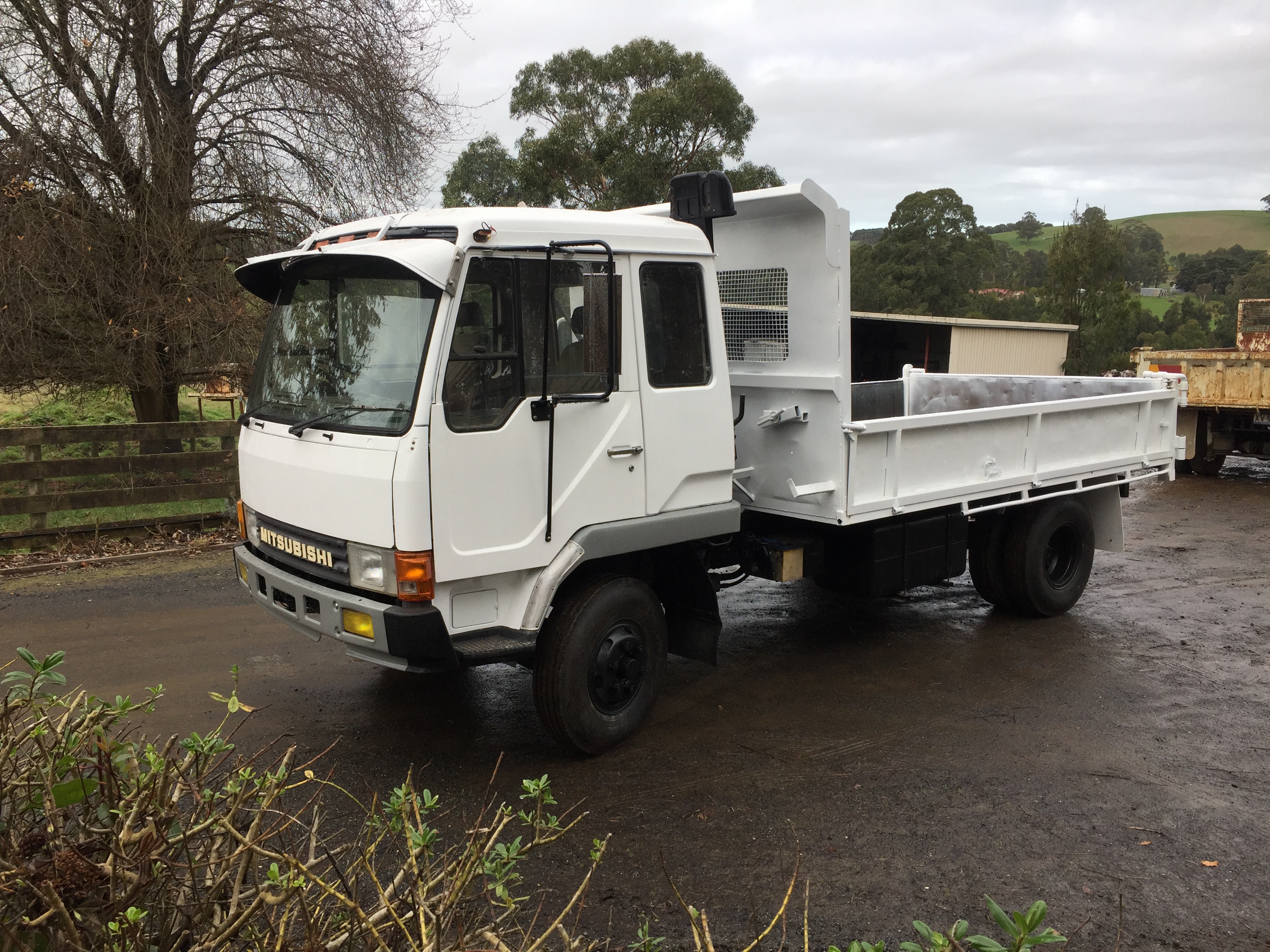 1990 MITSUBISHI FK 415 TIPPER 